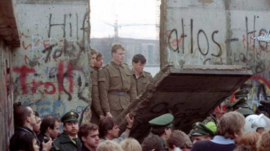 VIVA LA RADIO. Yo estuve allí. La caída del muro de Berlín: La vergüenza de Europa