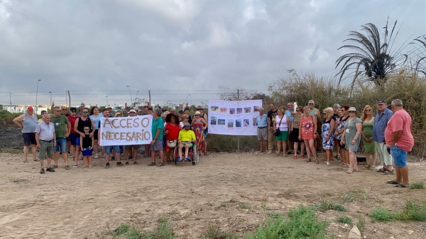Vecinos de Torre del Rame y Bahía Bella exigen una pasarela para acceder a la playa