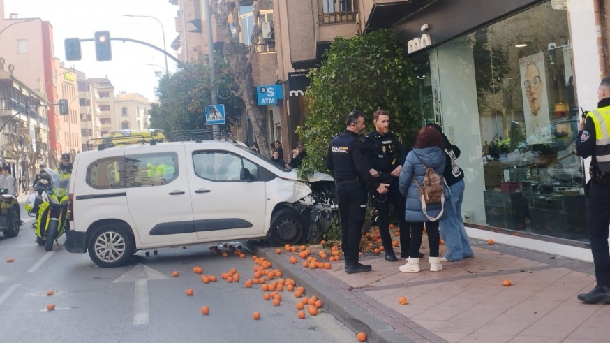 Una discusión de tráfico acaba con un coche empotrado en Murcia