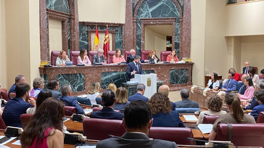 López Miras anuncia una oferta histórica de 2.000 plazas de empleo docente y un plan de climatización de los centros