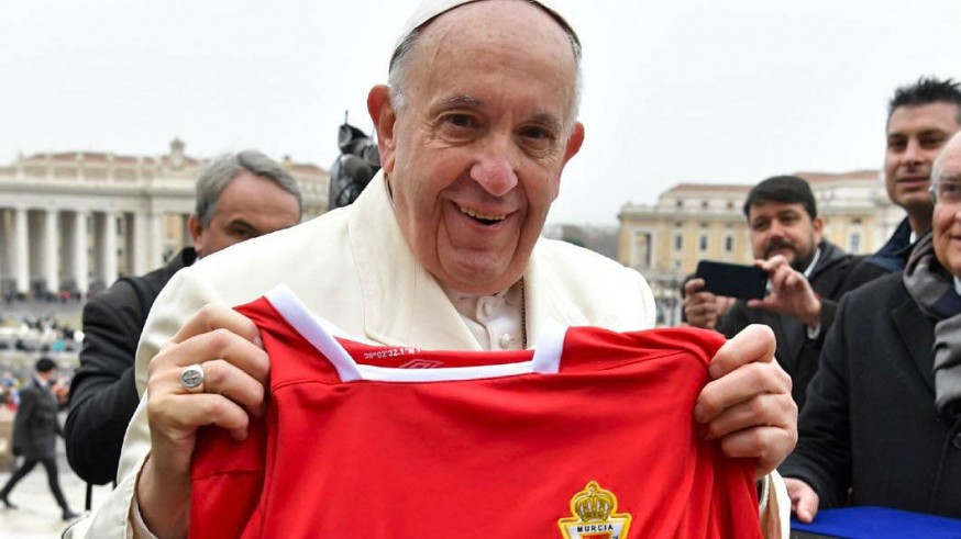 El Papa con la camiseta del Real Murcia