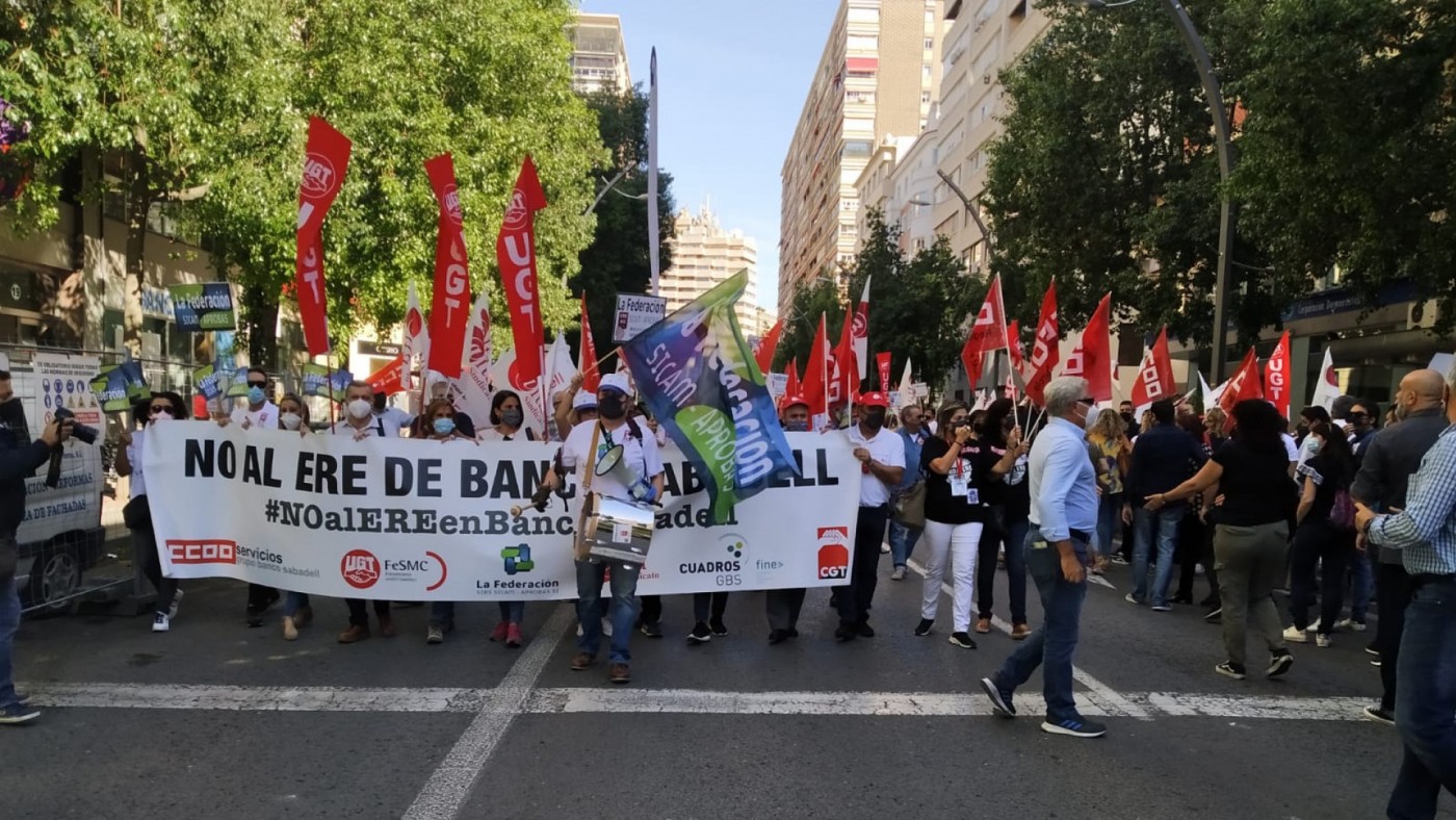 Protesta de los trabajadores del Banco Sabadell en Murcia. CEDIDA