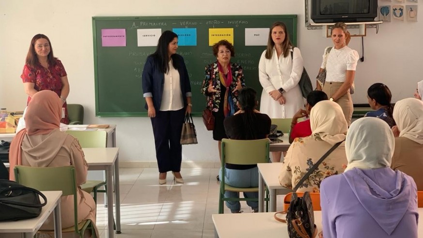 La cónsul de Marruecos visita las aulas de alfabetización de mujeres inmigrantes de Torre Pacheco