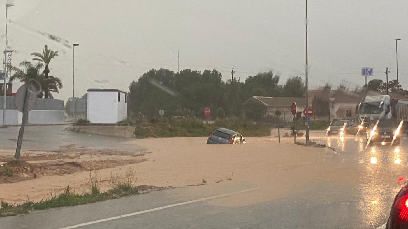 Varias personas rescatadas y calles inundadas por el temporal en el Mar Menor, y otras noticias del día