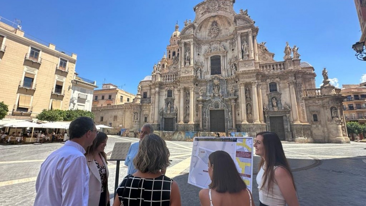 Moneo apuesta por renovar las baldosas de la plaza Belluga en su propuesta de itinerarios accesibles