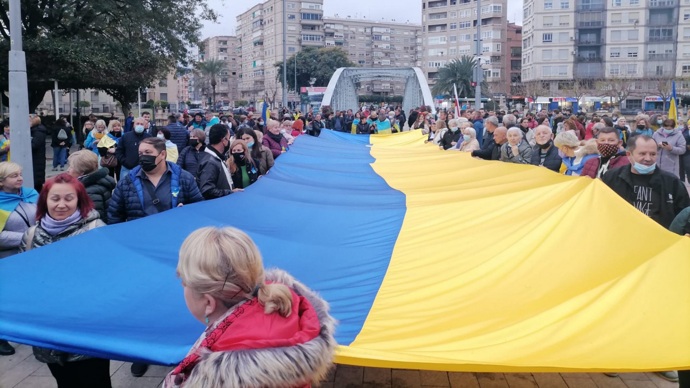 Cientos de personas salen a la calle en Murcia pidiendo paz para Ucrania