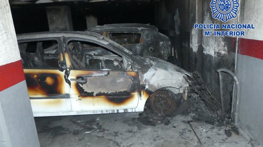 Estado en el que quedaron los vehículos incendiados en el garaje