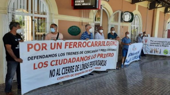 Miembros de la Plataforma en Defensa del Ferrocarril de la Región de Murcia
