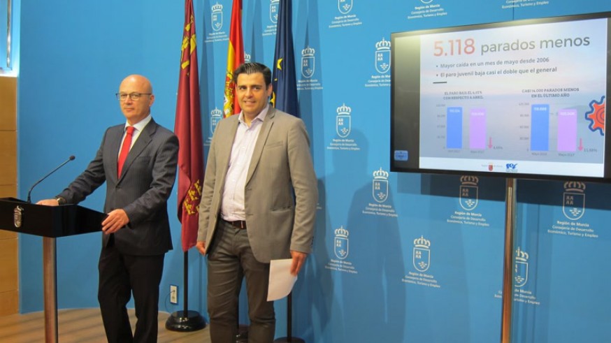 Juan Hernández junto al director general del SEF, Alejandro Zamora
