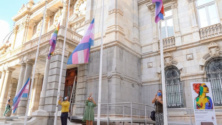 Izan las banderas LGTBI frente el ayuntamiento