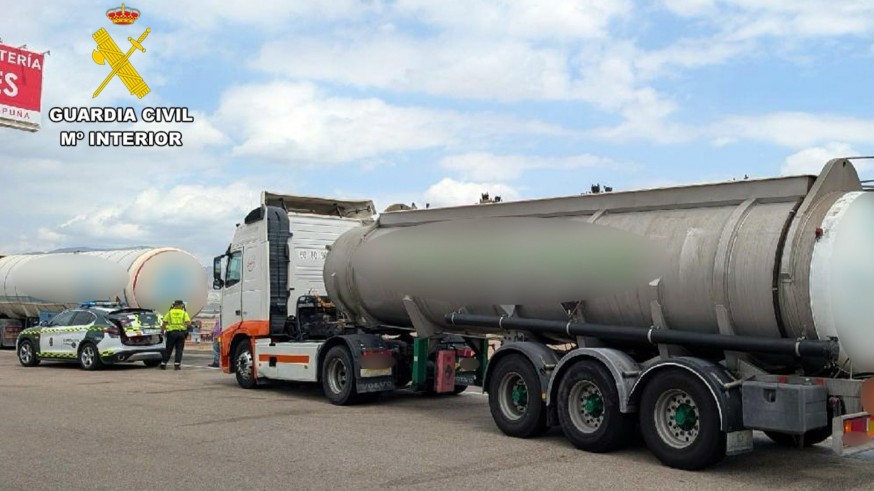 Investigado un camionero que transportaba 25.000 litros de sosa cáustica tras sextuplicar la tasa de alcohol a la altura de Alhama en la A-7