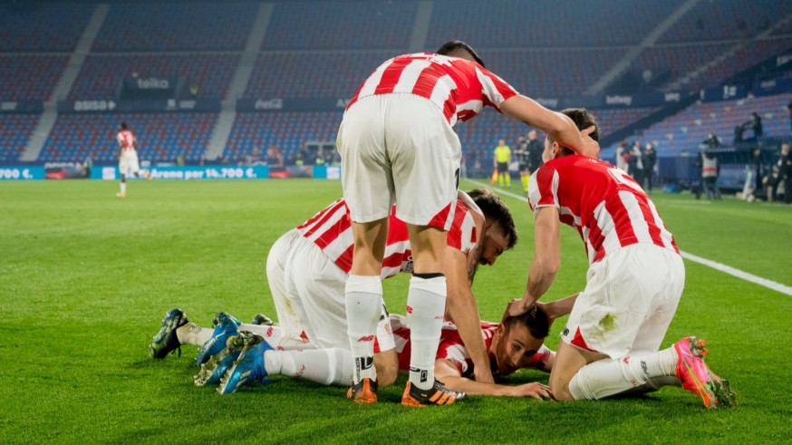 Los futbolistas del Athletic de Bilbao celebran el gol de Berenguer