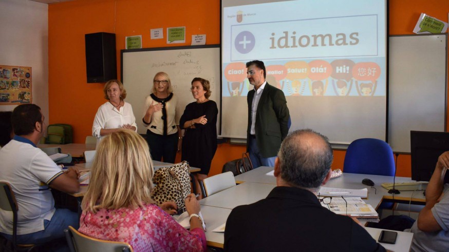 Martínez-Cachá durante su visita a la Escuela Oficial de Idiomas en Murcia