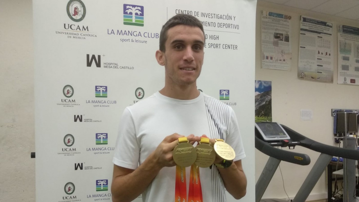 Mariano García con las tres medallas conseguidas este año