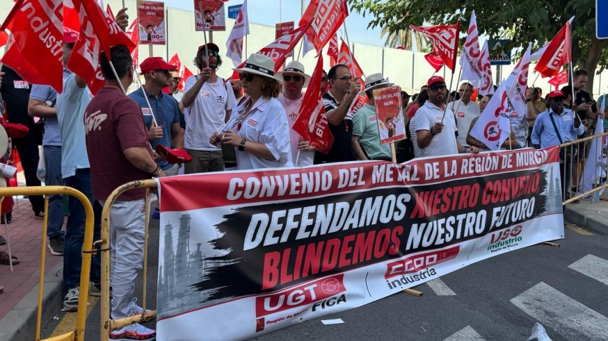 Los sindicatos se concentran ante la FREMM y advierten de movilizaciones por el convenio del metal
