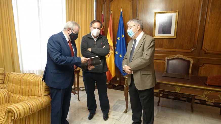 Crespo, en el centro de la imagen, en la entrega al presidente de la Asamblea del Barómetro de Invierno