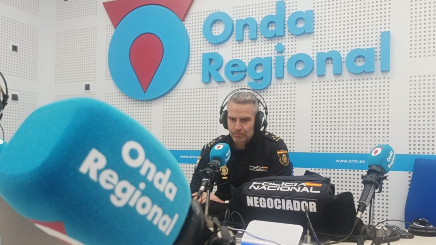 Ni megáfonos, ni lobos solitarios: así funciona el Equipo de Negociación de la Policía Nacional cuando hay vidas en juego