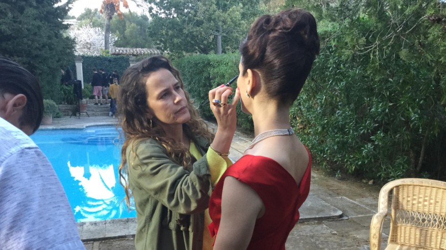 Inma Azorín maquillando a una de las actrices