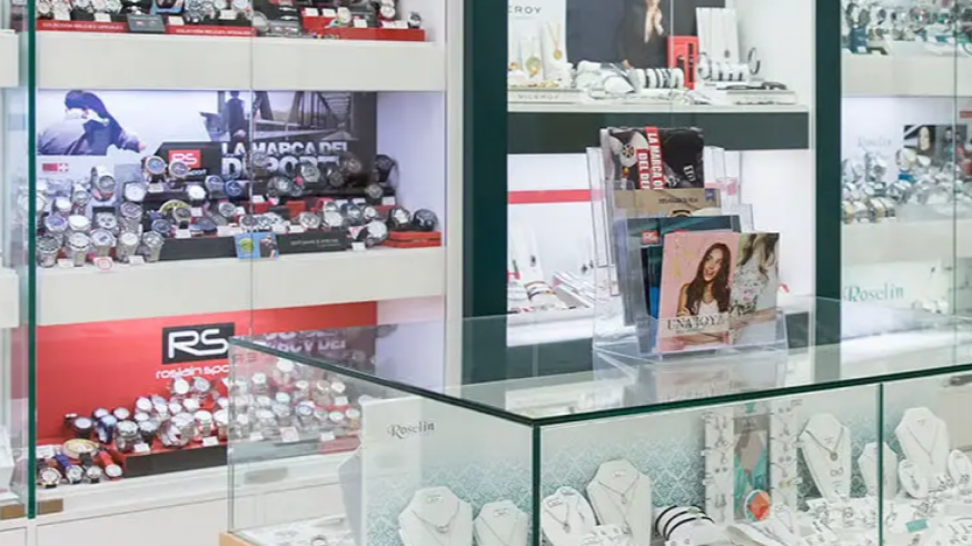 La Policía Nacional busca a cuatro individuos, principales sospechosos del violento asalto a dos joyerías en el centro comercial Nueva Condomina en Mu