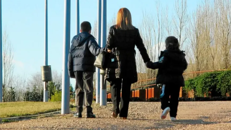 Las madres monoparentales tienen derecho a permisos de paternidad