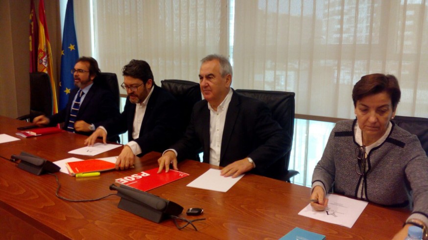 Rivera, primero por la izquierda, en la comisión del AVE en la Asamblea
