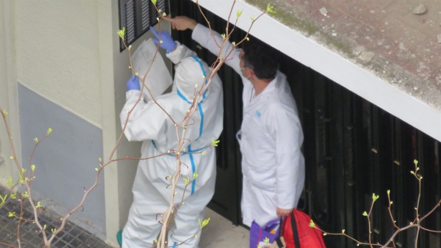 sanitarios acuden a un domicilio particular
