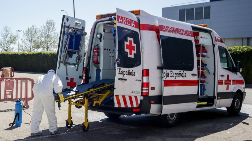Bomberos de la Comunidad de Madrid desinfectan ambulancias de Cruz Roja 