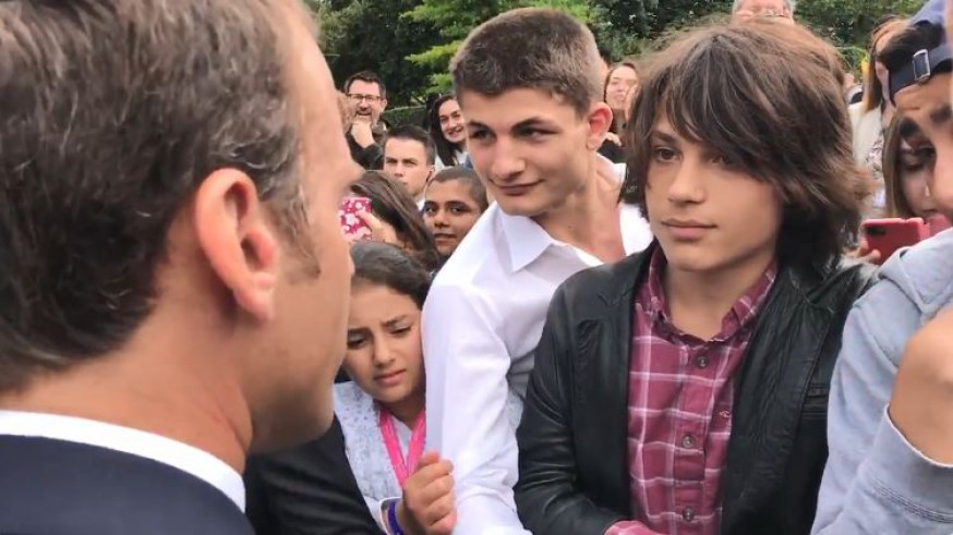 Emmanuel Macron, presidente de Francia, hablando con el estudiante