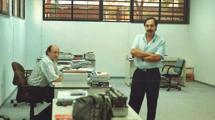 Enrique Ferrer, a la derecha, en la primera redacción de ORM, todavía por montar