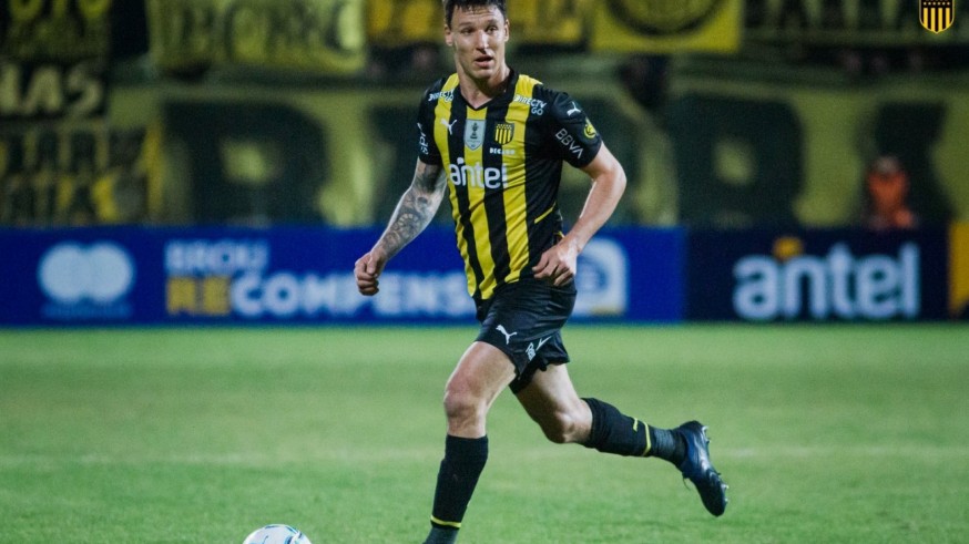 Damián Musto, en un partido con Peñarol.