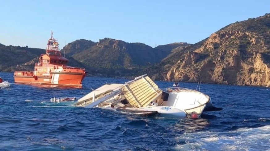 GALERÍA | Las imágenes del hundimiento del catamarán frente al puerto de Cartagena