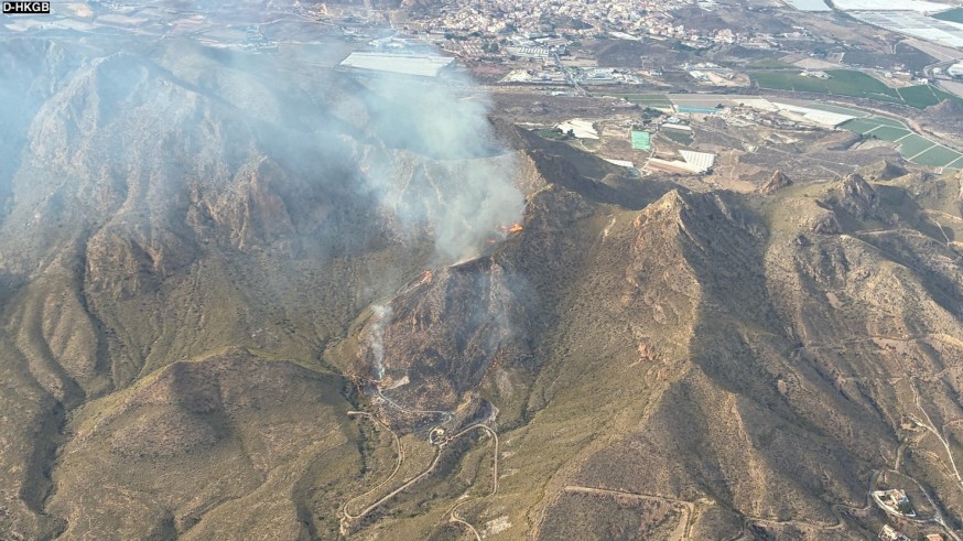 Desalojadas 23 personas por el incendio forestal en Mazarrón