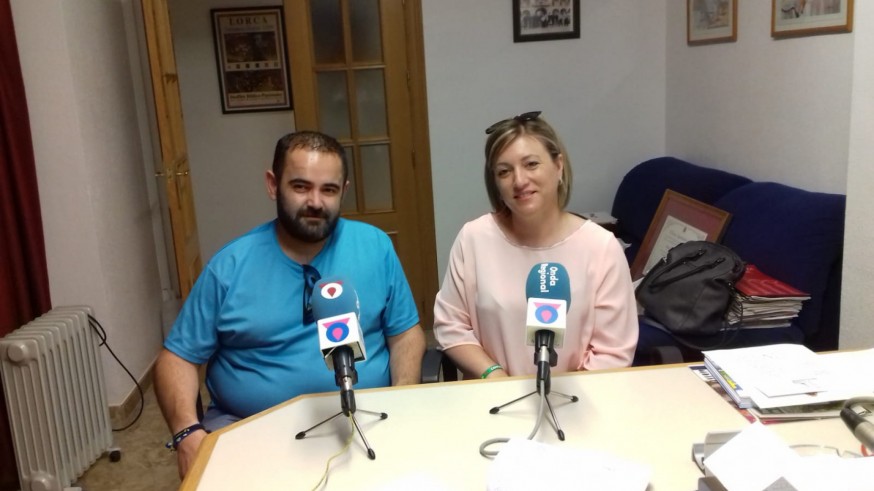 Marcos Antonio Martínez e Isabel Arcas en los estudios de Onda Regional en Lorca