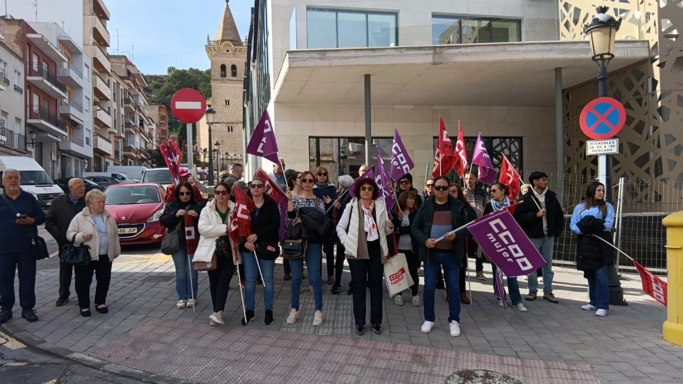 Las limpiadoras de los edificios municipales de Yecla reclaman los sueldos atrasados