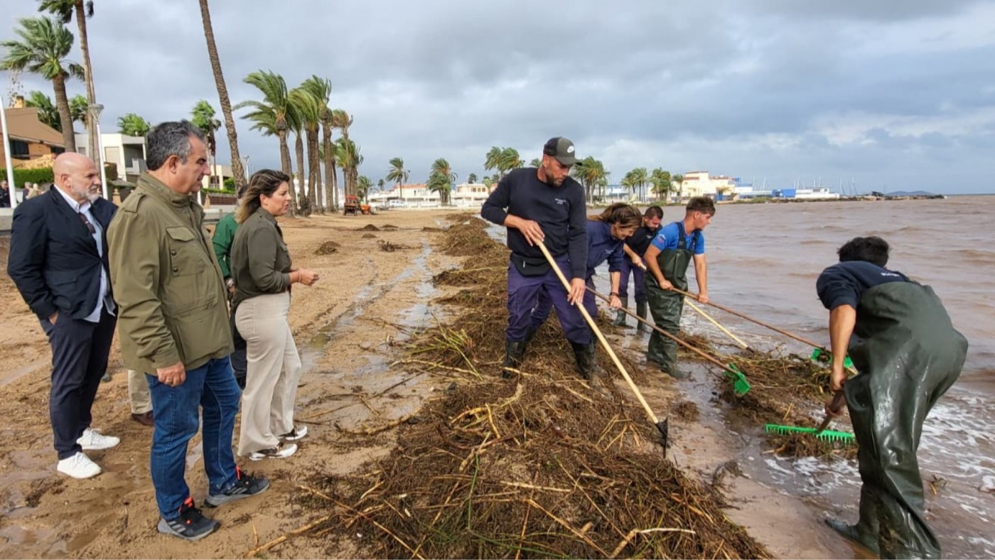 El Gobierno regional refuerza el dispositivo para retirar la biomasa del Mar Menor tras la dana 
