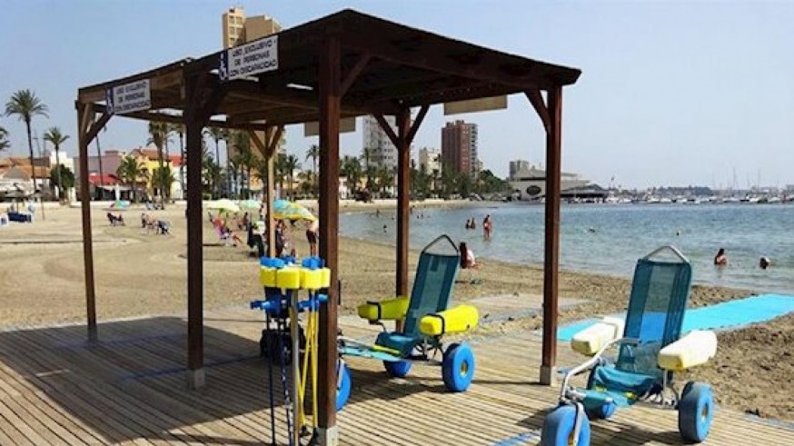 MIRANDO AL MAR. Las playas accesibles descienden a 12 por el coronavirus, según FAMDIF 