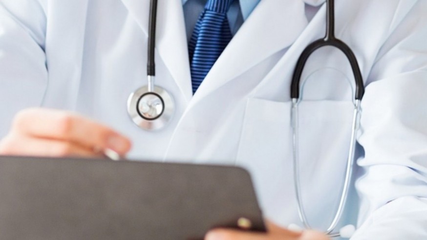 El SMS contrata a 50 médicos para este verano