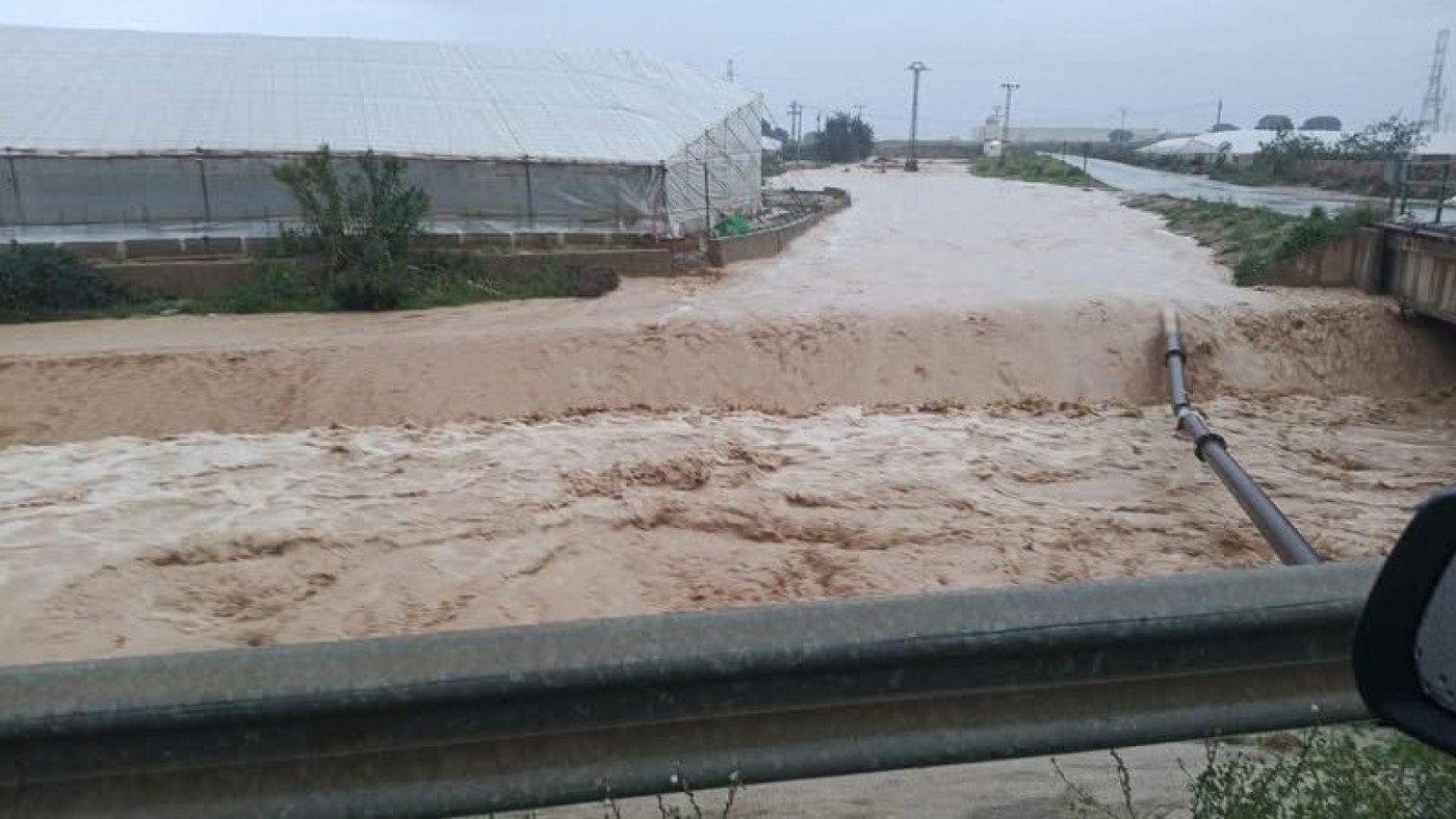 Aviso de crecida de las ramblas de Cobatillas y de La Sala en El Mirador por las fuertes lluvias