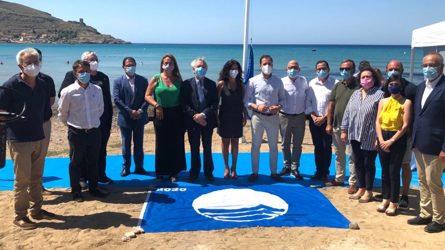 La playa cartagenera de La Chapineta luce por primera vez la Bandera Azul
