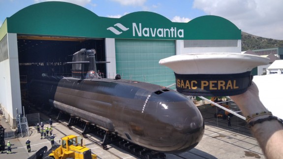 El nuevo submarino S-81 sale al exterior para preparar las pruebas de su puesta a flote en Cartagena