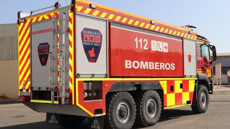 Bomberos controlan un incendio declarado en una finca de Cartagena 