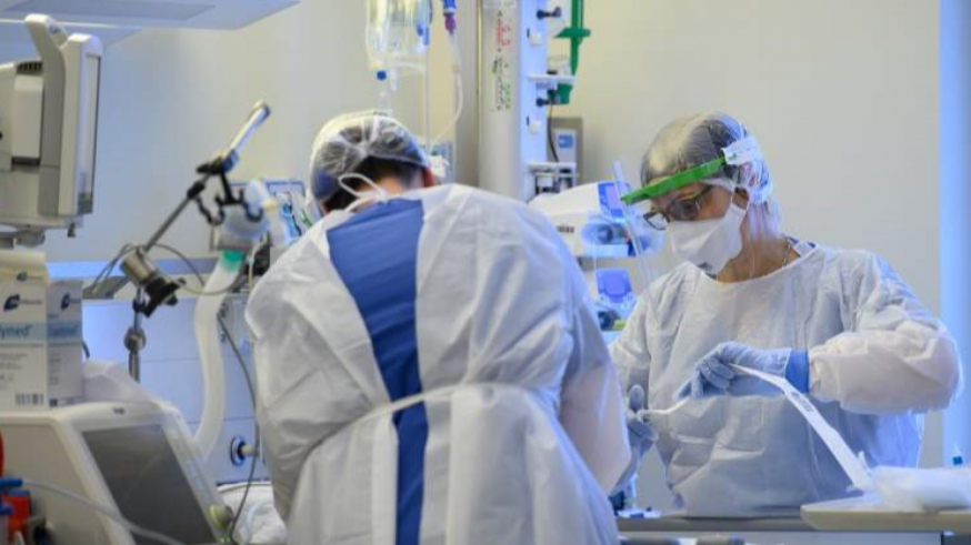 Sanitarios atienden a un paciente ingresado por covid