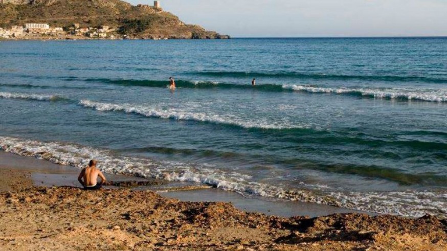 Cartagena habilita accesos al mar para deportistas de alto nivel y prepara las playas para su reapertura