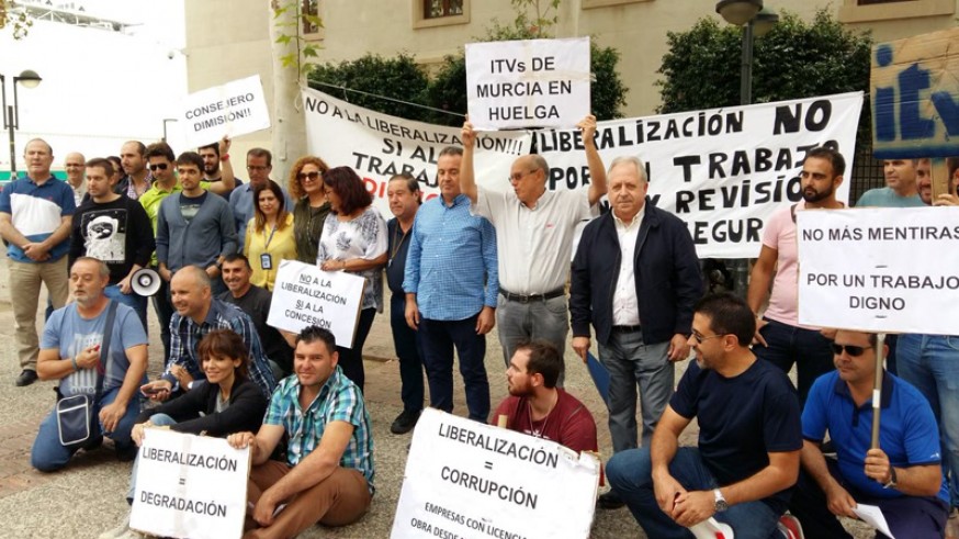 Concentración de los trabajadores de las ITV frente a San Esteban, sede del Gobierno regional