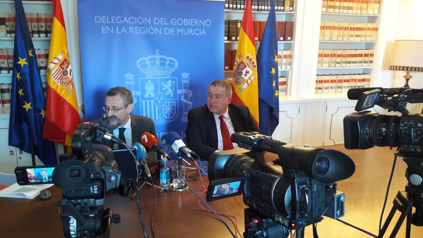A la izquierda el delegado de AEMET en Murcia, Juan Esteban Palenzuela, junto al delegado del Gobierno, Francisco Bernabé