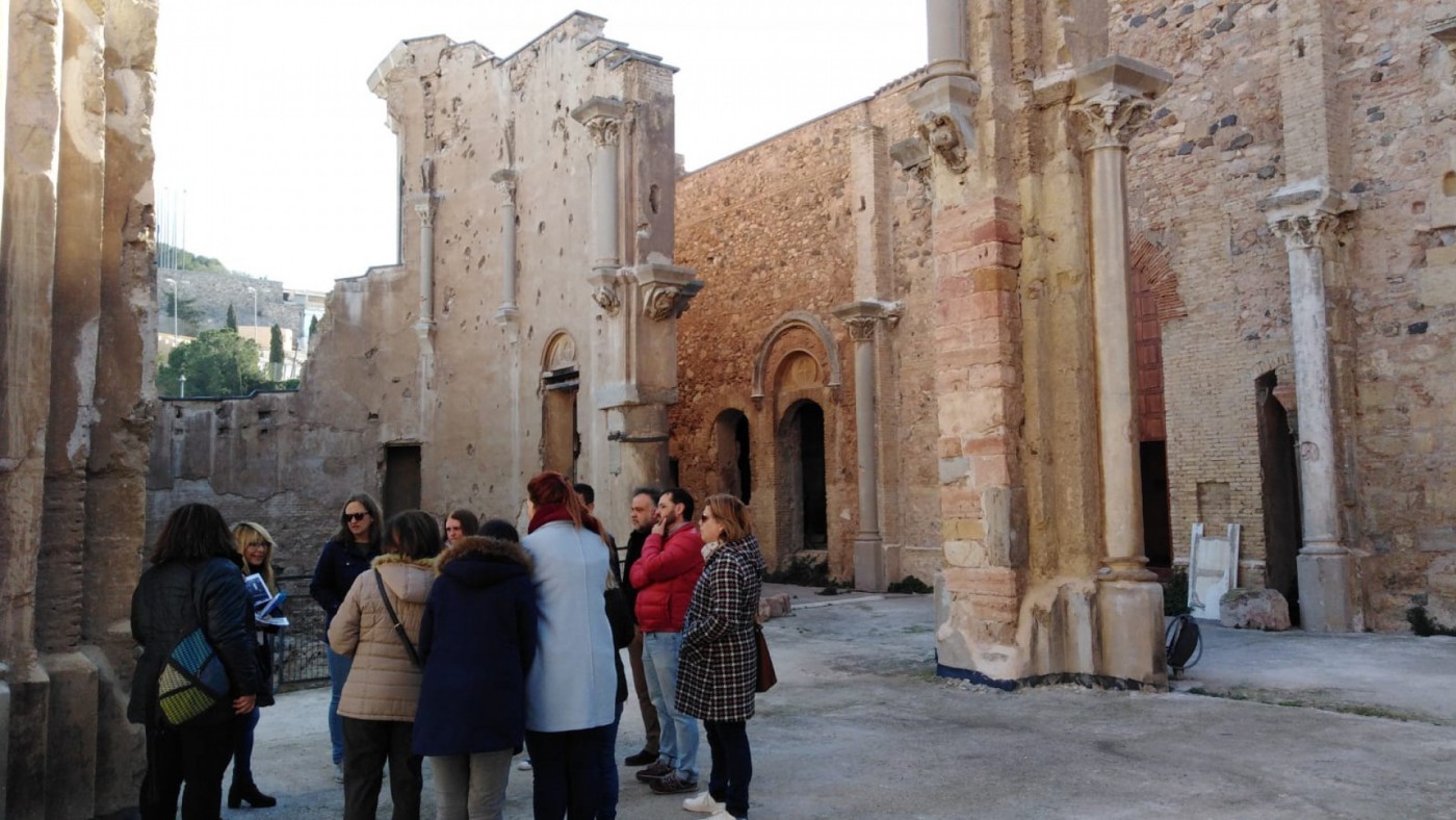 Grupo visitando la Catedral Vieja de Santa María de Cartagena