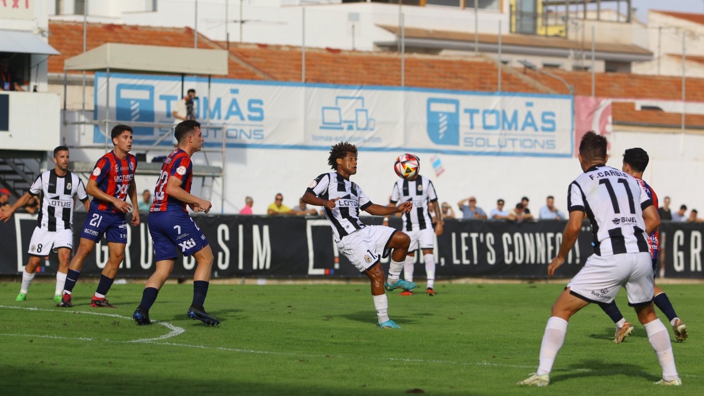 El Yeclano iguala fuerzas con el Linense (0-0)