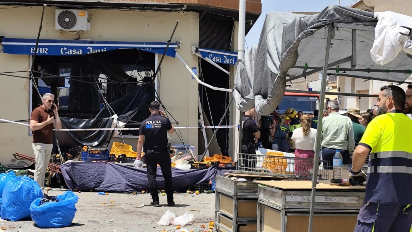 Especialistas en incendios de Valencia investigan la explosión del bar de Lo Pagán 