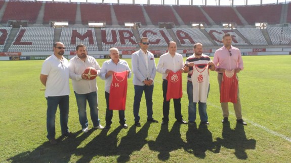 Directivos del Real Murcia y el CB Myrtia con las camisetas históricas (foto: CB Myrtia)