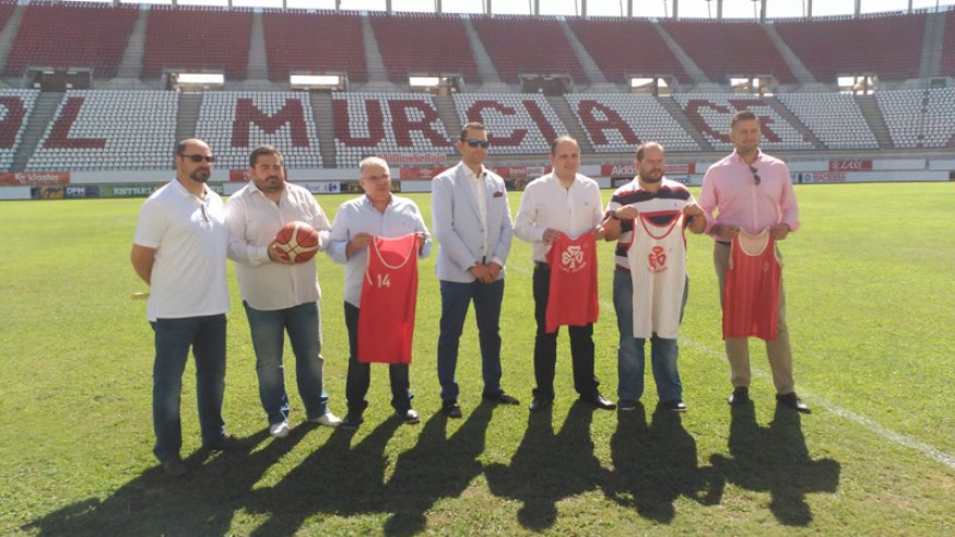 Directivos del Real Murcia y el CB Myrtia con las camisetas históricas (foto: CB Myrtia)